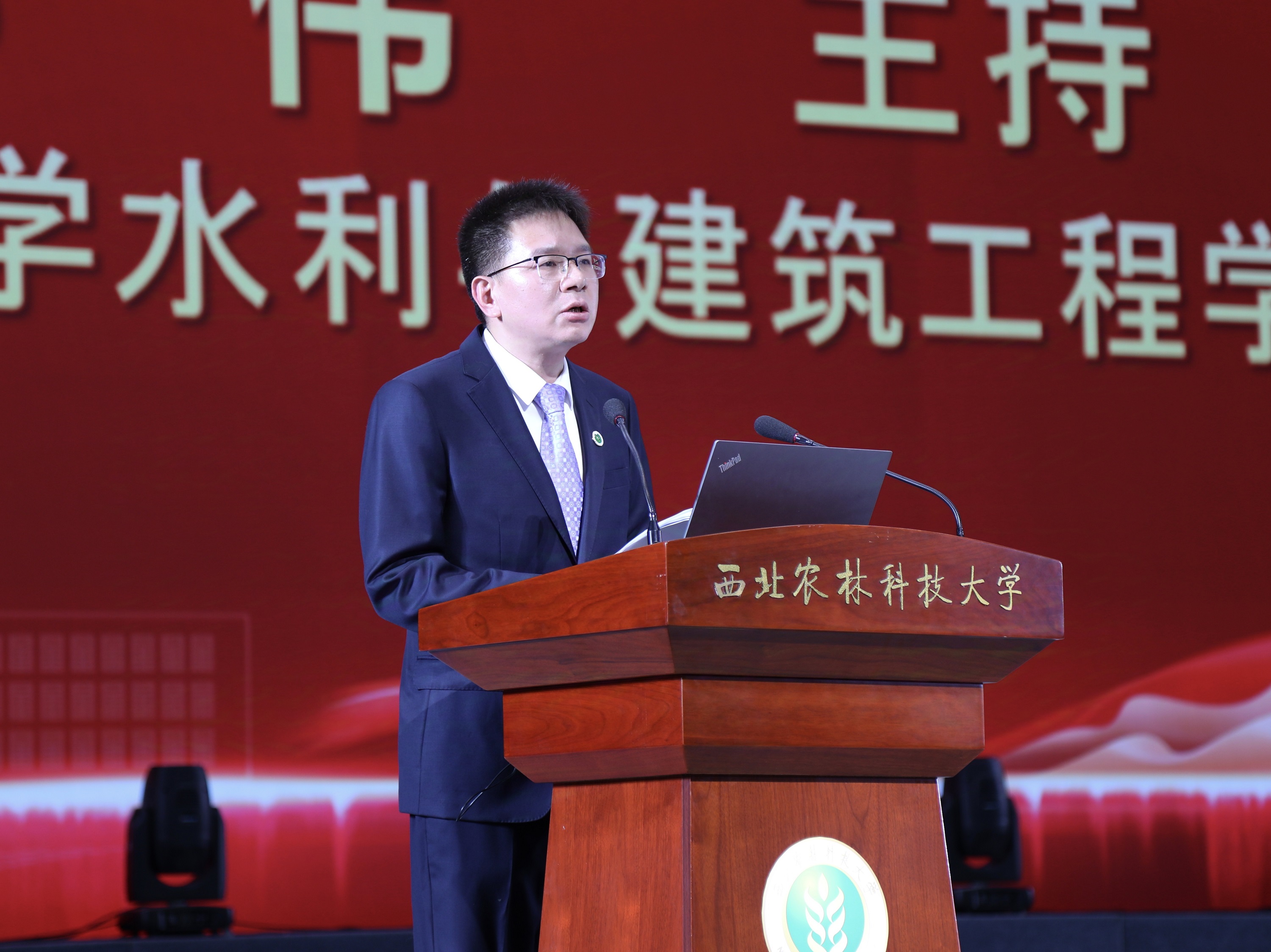 13-91成人
党委书记郑伟主持大会.jpg